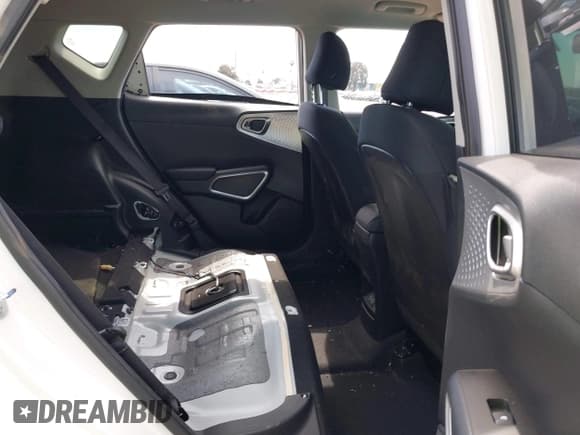 ✅ 2025 Kia Soul LX • VIN: KNDJ23AU5S7933940 • Lot: 42358071. Wystawiony na IAAI z przebiegiem 9 579 mil. Bezpłatny archiwum sprzedaży aukcyjnych z USA i szczegółowy raport historii pojazdu na DreamBid. Zdjęcie 8.