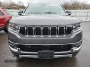 ✅ 2023 Jeep Wagoneer Series II Carbide • VIN: 1C4SJVBP3PS553480 • Lot: 39351374. Wystawiony na Copart z przebiegiem Nie podano. Bezpłatny archiwum sprzedaży aukcyjnych z USA i szczegółowy raport historii pojazdu na DreamBid. Zdjęcie 5.