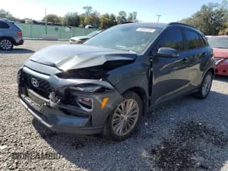 ✅ 2019 Hyundai Kona SEL • VIN: KM8K22AA0KU320397 • Лот: 73915733. Опубликован ранее на Copart с пробегом 65 864 миль. Бесплатный доступ к архиву аукционных продаж из США и подробный отчёт об истории автомобиля на DreamBid. Изображение 1.