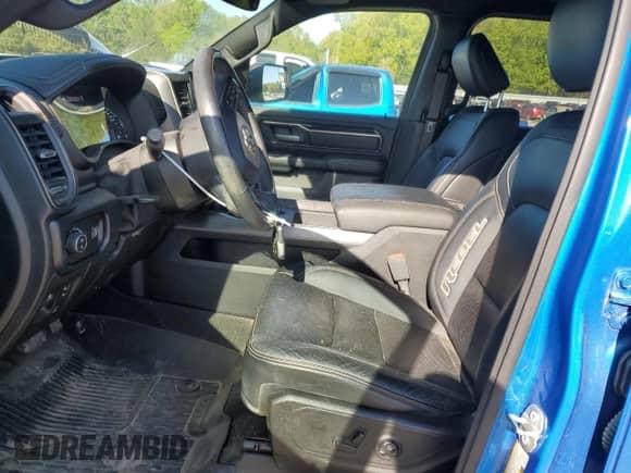 2020 Ram 1500 Rebel z VIN 1C6SRFLM9LN359457, wystawiony jako Copart lot #52703575 z przebiegiem 29 454 mil mil oraz Czysty tytuł • Clean title. Historia ofert i sprzedaży dostępna na DreamBid. Obrazek 7.