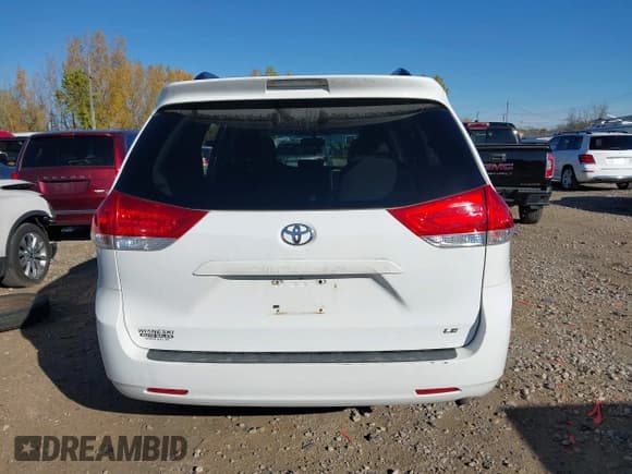 ✅ 2013 Toyota Sienna LE AAS • VIN: 5TDKK3DC0DS352877 • Лот: 43483758. Опубликован ранее на IAAI с пробегом 225 296 миль. Бесплатный доступ к архиву аукционных продаж из США и подробный отчёт об истории автомобиля на DreamBid. Изображение 16.
