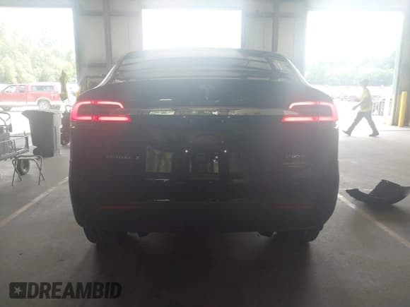 ✅ 2016 Tesla Model X P90D • VIN: 5YJXCBE42GF005144 • Lot: 42979675. Wystawiony na IAAI z przebiegiem 60 833 mil. Bezpłatny archiwum sprzedaży aukcyjnych z USA i szczegółowy raport historii pojazdu na DreamBid. Zdjęcie 17.