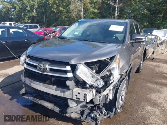 ✅ 2017 Toyota Highlander SE • VIN: 5TDJZRFH8HS361481 • Lot: 43328733. Wystawiony na IAAI z przebiegiem 140 852 mil. Bezpłatny archiwum sprzedaży aukcyjnych z USA i szczegółowy raport historii pojazdu na DreamBid. Zdjęcie 6.