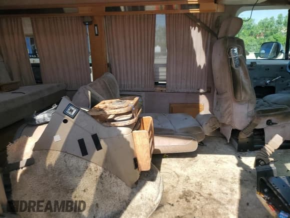 ✅ 1992 GMC Vandura • VIN: 1GDEG25KXN7507229 • Lot: 61733795. Wystawiony na Copart z przebiegiem 167 205 mil. Bezpłatny archiwum sprzedaży aukcyjnych z USA i szczegółowy raport historii pojazdu na DreamBid. Zdjęcie 11.