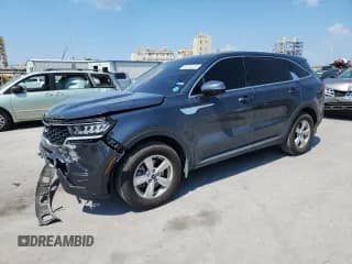 ✅ 2023 Kia Sorento LX • VIN: 5XYRG4LC8PG242328 • Лот: 80707205. Опубликован ранее на Copart с пробегом 62 581 миль. Бесплатный доступ к архиву аукционных продаж из США и подробный отчёт об истории автомобиля на DreamBid. Изображение 1.