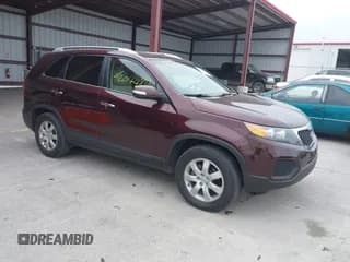 ✅ 2013 Kia Sorento LX • VIN: 5XYKT4A21DG351264 • Лот: 42044898. Опубликован ранее на IAAI с пробегом 209 905 миль. Бесплатный доступ к архиву аукционных продаж из США и подробный отчёт об истории автомобиля на DreamBid. Изображение 1.