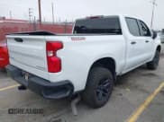 ✅ 2023 Chevrolet Silverado 1500 Custom Trail Boss • VIN: 3GCPDCEK7PG279547 • Lot: 41872652. Wystawiony na IAAI z przebiegiem 17 677 mil. Bezpłatny archiwum sprzedaży aukcyjnych z USA i szczegółowy raport historii pojazdu na DreamBid. Zdjęcie 4.