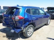 ✅ 2017 Nissan Rogue SV • VIN: KNMAT2MT5HP591361 • Lot: 42304098. Wystawiony na IAAI z przebiegiem 82 380 mil. Bezpłatny archiwum sprzedaży aukcyjnych z USA i szczegółowy raport historii pojazdu na DreamBid. Zdjęcie 4.