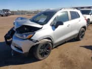 ✅ 2020 Chevrolet Trax LT • VIN: 3GNCJPSB2LL324678 • Lot: 43485640. Wystawiony na IAAI z przebiegiem Nie podano. Bezpłatny archiwum sprzedaży aukcyjnych z USA i szczegółowy raport historii pojazdu na DreamBid. Zdjęcie 2.