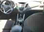 2016 Hyundai Veloster z VIN KMHTC6AD4GU277760, wystawiony jako Copart lot #62265734 z przebiegiem Nie podano mil oraz Czysty tytuł • Clean title. Historia ofert i sprzedaży dostępna na DreamBid. Obrazek 8.