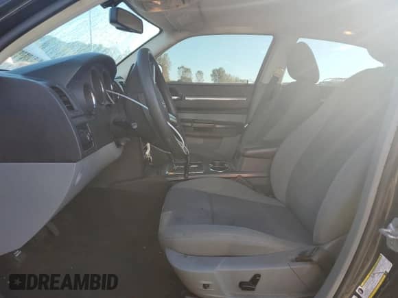 2010 Dodge Charger SXT z VIN 2B3CA3CV8AH272037, wystawiony jako Copart lot #73290484 z przebiegiem 201 098 mil mil oraz Czysty tytuł • Clean title. Historia ofert i sprzedaży dostępna na DreamBid. Obrazek 7.