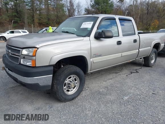 ✅ 2005 Chevrolet Silverado 2500HD LS • VIN: 1GCHK23235F842020 • Lot: 43671164. Wystawiony na IAAI z przebiegiem 270 891 mil. Bezpłatny archiwum sprzedaży aukcyjnych z USA i szczegółowy raport historii pojazdu na DreamBid. Zdjęcie 2.