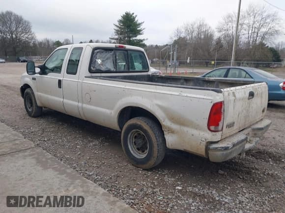 ✅ 2004 Ford F-250 XL • VIN: 1FTNX20L34EA13731 • Lot: 41510742. Wystawiony na IAAI z przebiegiem 323 217 mil. Bezpłatny archiwum sprzedaży aukcyjnych z USA i szczegółowy raport historii pojazdu na DreamBid. Zdjęcie 3.