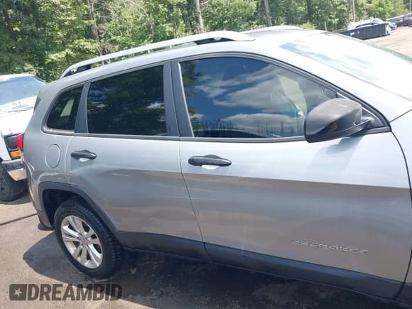 ✅ 2015 Jeep Cherokee Sport • VIN: 1C4PJLAB9FW669709 • Lot: 42947960. Wystawiony na IAAI z przebiegiem 139 538 mil. Bezpłatny archiwum sprzedaży aukcyjnych z USA i szczegółowy raport historii pojazdu na DreamBid. Zdjęcie 14.