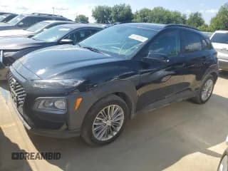 ✅ 2020 Hyundai Kona SEL • VIN: KM8K22AA4LU566208 • Лот: 69180394. Опубликован ранее на Copart с пробегом 51 768 миль. Бесплатный доступ к архиву аукционных продаж из США и подробный отчёт об истории автомобиля на DreamBid. Изображение 1.