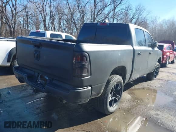 2020 Ram 1500 Big Horn z VIN 1C6SRFFT9LN102575, wystawiony jako IAAI lot #41429697 z przebiegiem 22 mil mil oraz . Historia ofert i sprzedaży dostępna na DreamBid. Obrazek 4.