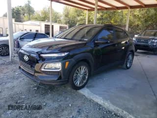 ✅ 2020 Hyundai Kona SEL • VIN: KM8K22AA4LU503531 • Лот: 76792404. Опубликован ранее на Copart с пробегом 68 498 миль. Бесплатный доступ к архиву аукционных продаж из США и подробный отчёт об истории автомобиля на DreamBid. Изображение 1.