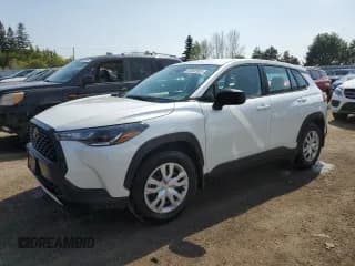 ✅ 2024 Toyota Corolla Cross L • VIN: 7MUAAABGXRV113987 • Lot: 68860935. Wystawiony na Copart z przebiegiem 8 876 mil. Bezpłatny archiwum sprzedaży aukcyjnych z USA i szczegółowy raport historii pojazdu na DreamBid. Zdjęcie 1.