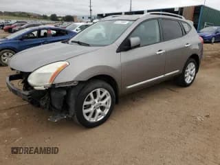 ✅ 2013 Nissan Rogue S • VIN: JN8AS5MVXDW652987 • Лот: 85173965. Опубликован ранее на Copart с пробегом 120 208 миль. Бесплатный доступ к архиву аукционных продаж из США и подробный отчёт об истории автомобиля на DreamBid. Изображение 1.