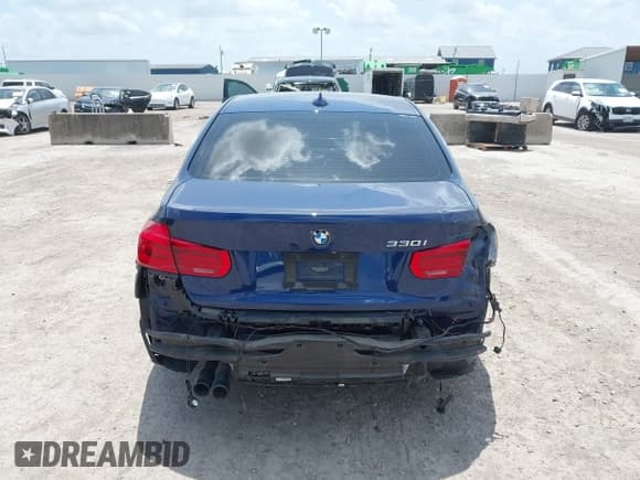 ✅ 2018 BMW 3 Series 330i • VIN: WBA8B9C5XJEE82523 • Lot: 42530037. Listed on IAAI with 88,068 mi. Free auction sales archive from the USA and detailed vehicle history report at DreamBid. Image 17.