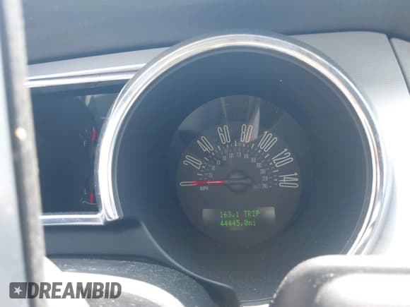 ✅ 2005 Ford Mustang GT Deluxe • VIN: 1ZVFT85H855251094 • Lot: 43009236. Wystawiony na IAAI z przebiegiem 44 445 mil. Bezpłatny archiwum sprzedaży aukcyjnych z USA i szczegółowy raport historii pojazdu na DreamBid. Zdjęcie 7.