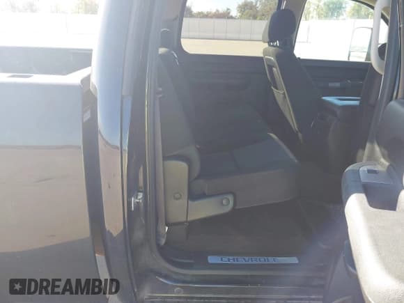 ✅ 2014 Chevrolet Silverado 2500HD High Country • VIN: 1GC1KXEG7EF172401 • Lot: 43634524. Wystawiony na IAAI z przebiegiem 171 448 mil. Bezpłatny archiwum sprzedaży aukcyjnych z USA i szczegółowy raport historii pojazdu na DreamBid. Zdjęcie 8.