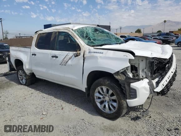 ✅ 2020 Chevrolet Silverado 1500 Custom • VIN: 3GCPWBEFXLG161915 • Lot: 63148565. Wystawiony na Copart z przebiegiem 143 558 mil. Bezpłatny archiwum sprzedaży aukcyjnych z USA i szczegółowy raport historii pojazdu na DreamBid. Zdjęcie 4.
