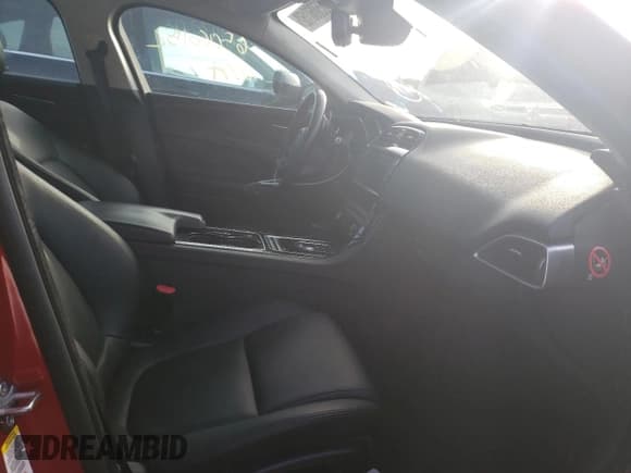 ✅ 2017 Jaguar XE • VIN: SAJAD4BN6HA952159 • Lot: 65060152. Wystawiony na Copart z przebiegiem Nie podano. Bezpłatny archiwum sprzedaży aukcyjnych z USA i szczegółowy raport historii pojazdu na DreamBid. Zdjęcie 5.