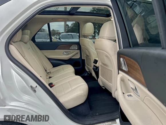 ✅ 2022 Mercedes-Benz GLE 350 • VIN: 4JGFB4JB5NA827405 • Лот: 94804155. Опубликован ранее на Copart с пробегом 83 701 миль. Бесплатный доступ к архиву аукционных продаж из США и подробный отчёт об истории автомобиля на DreamBid. Изображение 6.