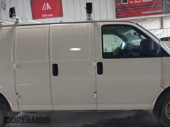 ✅ 2023 Chevrolet Express Cargo • VIN: 1GCWGAFP6P1250363 • Lot: 41900880. Wystawiony na IAAI z przebiegiem 38 474 mil. Bezpłatny archiwum sprzedaży aukcyjnych z USA i szczegółowy raport historii pojazdu na DreamBid. Zdjęcie 13.