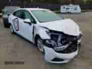 2019 Chevrolet Cruze LT z VIN 1G1BE5SM0K7112324, wystawiony jako Copart lot #31966722 z przebiegiem 19 452 mil mil oraz . Historia ofert i sprzedaży dostępna na DreamBid. Obrazek 1.