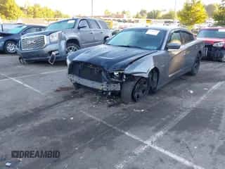 2012 Dodge Charger Police z VIN 2C3CDXAT9CH181560, wystawiony jako IAAI lot #43441075 z przebiegiem 253 953 mil mil oraz . Historia ofert i sprzedaży dostępna na DreamBid. Obrazek 2.