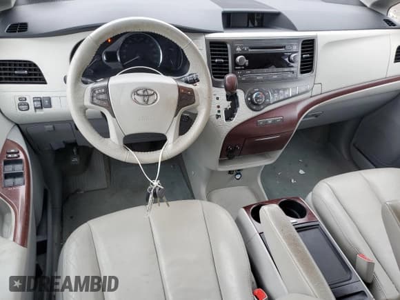 ✅ 2013 Toyota Sienna XLE • VIN: 5TDYK3DC9DS352385 • Лот: 90857285. Опубликован ранее на Copart с пробегом 47 200 миль. Бесплатный доступ к архиву аукционных продаж из США и подробный отчёт об истории автомобиля на DreamBid. Изображение 8.