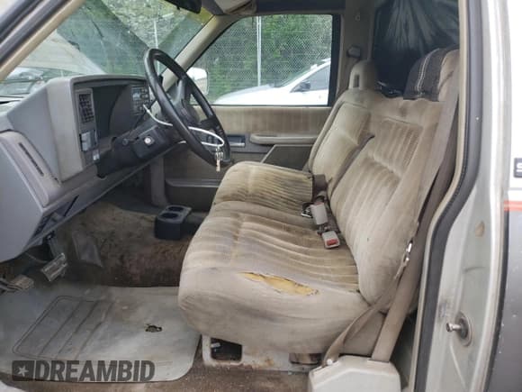 ✅ 1992 GMC Sierra 1500 • VIN: 1GTEC14K7NE501489 • Lot: 60296395. Wystawiony na Copart z przebiegiem 2 714 651 mil. Bezpłatny archiwum sprzedaży aukcyjnych z USA i szczegółowy raport historii pojazdu na DreamBid. Zdjęcie 7.