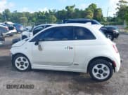 ✅ 2015 FIAT 500e • VIN: 3C3CFFGE1FT717765 • Lot: 42664846. Wystawiony na IAAI z przebiegiem 62 629 mil. Bezpłatny archiwum sprzedaży aukcyjnych z USA i szczegółowy raport historii pojazdu na DreamBid. Zdjęcie 13.