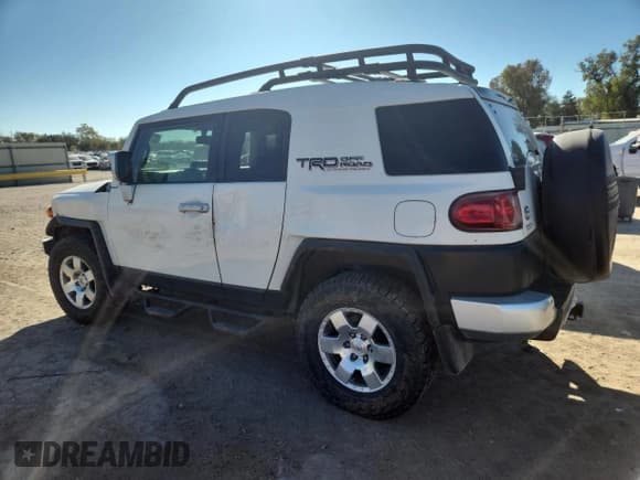 ✅ 2010 Toyota FJ Cruiser • VIN: JTEBU4BF1AK075121 • Лот: 82723825. Опубликован ранее на Copart с пробегом 325 284 миль. Бесплатный доступ к архиву аукционных продаж из США и подробный отчёт об истории автомобиля на DreamBid. Изображение 2.