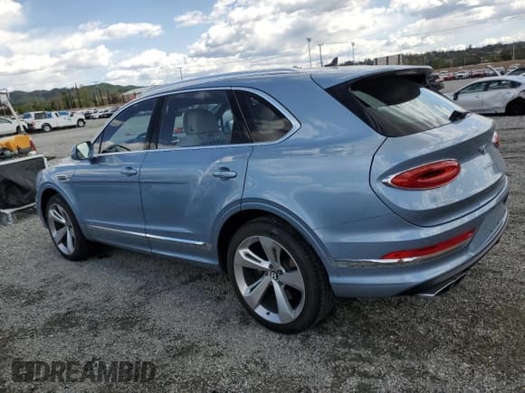 ✅ 2022 Bentley Bentayga V8 • VIN: SJAAM2ZV9NC016403 • Lot: 51584975. Listed on Copart with 4,462 mi. Free auction sales archive from the USA and detailed vehicle history report at DreamBid. Image 2.