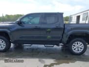 ✅ 2024 Toyota Tacoma SR • VIN: 3TYKD5HN8RT009568 • Лот: 42010226. Опубликован ранее на IAAI с пробегом 1 050 миль. Бесплатный доступ к архиву аукционных продаж из США и подробный отчёт об истории автомобиля на DreamBid. Изображение 14.