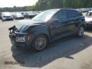 ✅ 2018 Hyundai Kona SEL • VIN: KM8K2CAA2JU101459 • Лот: 69177363. Опубликован ранее на Copart с пробегом 63 570 миль. Бесплатный доступ к архиву аукционных продаж из США и подробный отчёт об истории автомобиля на DreamBid. Изображение 1.