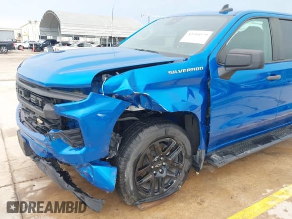 ✅ 2023 Chevrolet Silverado 1500 Custom • VIN: 1GCPABEK4PZ110427 • Lot: 42484579. Wystawiony na IAAI z przebiegiem 35 632 mil. Bezpłatny archiwum sprzedaży aukcyjnych z USA i szczegółowy raport historii pojazdu na DreamBid. Zdjęcie 6.