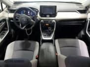 ✅ 2021 Toyota RAV4 Hybrid XLE • VIN: JTMR6RFV2MD014476 • Lot: 81216024. Wystawiony na Copart z przebiegiem 38 405 mil. Bezpłatny archiwum sprzedaży aukcyjnych z USA i szczegółowy raport historii pojazdu na DreamBid. Zdjęcie 8.