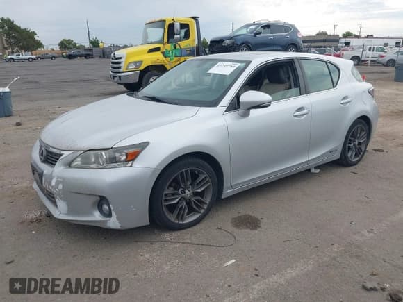 ✅ 2011 Lexus CT 200h • VIN: JTHKD5BH3B2038423 • Lot: 43249789. Wystawiony na IAAI z przebiegiem 165 618 mil. Bezpłatny archiwum sprzedaży aukcyjnych z USA i szczegółowy raport historii pojazdu na DreamBid. Zdjęcie 2.