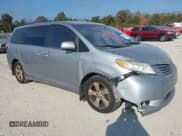 ✅ 2015 Toyota Sienna LE • VIN: 5TDKK3DC2FS570371 • Lot: 43728202. Wystawiony na IAAI z przebiegiem 230 222 mil. Bezpłatny archiwum sprzedaży aukcyjnych z USA i szczegółowy raport historii pojazdu na DreamBid. Zdjęcie 6.