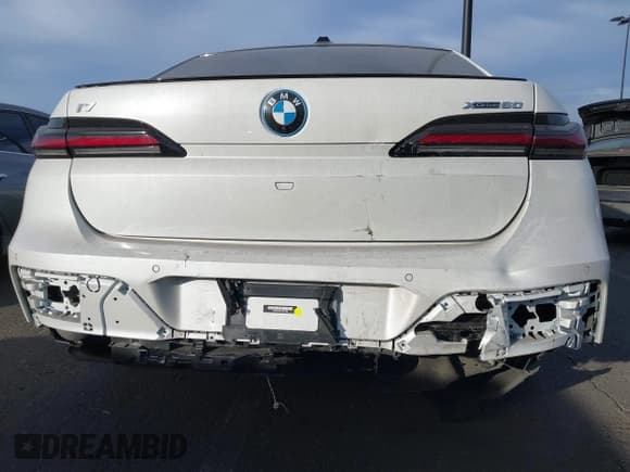 ✅ 2023 BMW i7 xDrive60 • VIN: WBY53EJ0XPCM51498 • Lot: 41259171. Wystawiony na IAAI z przebiegiem 18 346 mil. Bezpłatny archiwum sprzedaży aukcyjnych z USA i szczegółowy raport historii pojazdu na DreamBid. Zdjęcie 6.