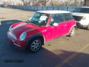 ✅ 2002 MINI Hardtop • VIN: WMWRC33402TC30136 • Lot: 43905817. Wystawiony na IAAI z przebiegiem 82 061 mil. Bezpłatny archiwum sprzedaży aukcyjnych z USA i szczegółowy raport historii pojazdu na DreamBid. Zdjęcie 2.