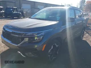 ✅ 2025 Kia Seltos EX • VIN: KNDERCAA8S7728907 • Лот: 43557378. Опубликован ранее на IAAI с пробегом 9 673 миль. Бесплатный доступ к архиву аукционных продаж из США и подробный отчёт об истории автомобиля на DreamBid. Изображение 2.