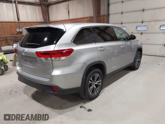 ✅ 2019 Toyota Highlander LE • VIN: 5TDBZRFH0KS992611 • Lot: 43812508. Wystawiony na IAAI z przebiegiem 67 640 mil. Bezpłatny archiwum sprzedaży aukcyjnych z USA i szczegółowy raport historii pojazdu na DreamBid. Zdjęcie 4.