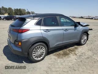 ✅ 2018 Hyundai Kona SEL • VIN: KM8K22AA6JU168012 • Лот: 69510784. Опубликован ранее на Copart с пробегом 32 427 миль. Бесплатный доступ к архиву аукционных продаж из США и подробный отчёт об истории автомобиля на DreamBid. Изображение 3.