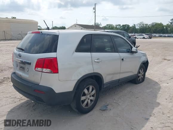 ✅ 2011 Kia Sorento LX • VIN: 5XYKT3A10BG186693 • Lot: 43168944. Wystawiony na IAAI z przebiegiem 293 418 mil. Bezpłatny archiwum sprzedaży aukcyjnych z USA i szczegółowy raport historii pojazdu na DreamBid. Zdjęcie 4.