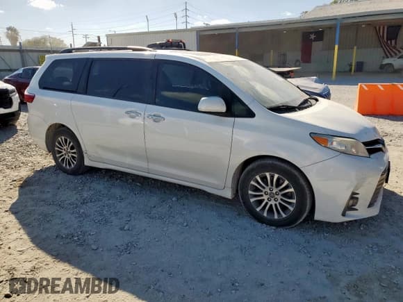 ✅ 2018 Toyota Sienna XLE • VIN: 5TDYZ3DC0JS940599 • Lot: 92321525. Listed on Copart with 183,394 mi. Free auction sales archive from the USA and detailed vehicle history report at DreamBid. Image 4.